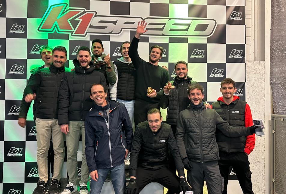 photo des 11 membres de l'équipe K1Speed, sur un podium